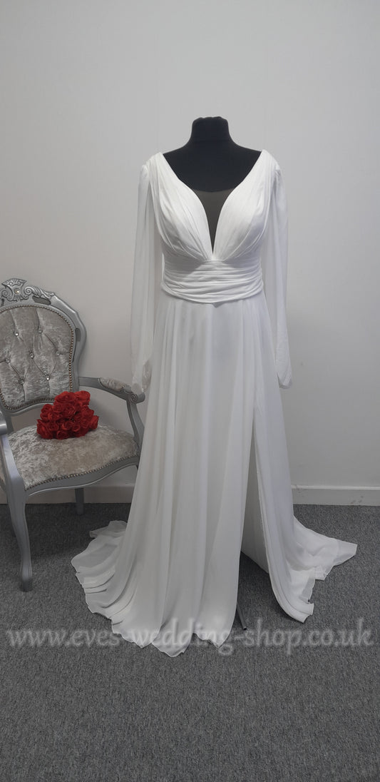 Monica Loretti ivory wedding dress with slit EU 54, UK 26