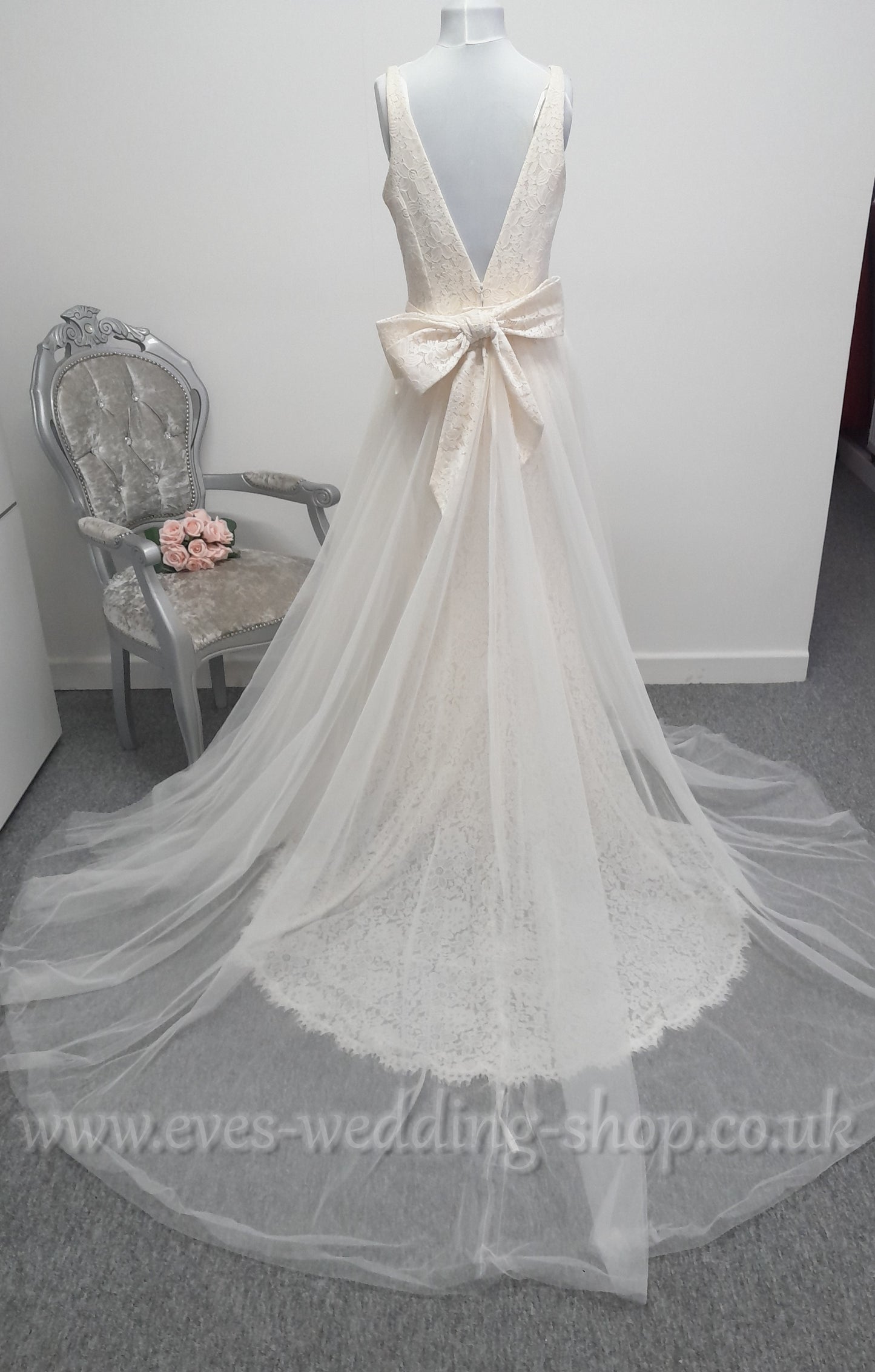 Enzoani BT18-22 V-Neck fitted ivory/nude wedding dress with overskirt UK 14