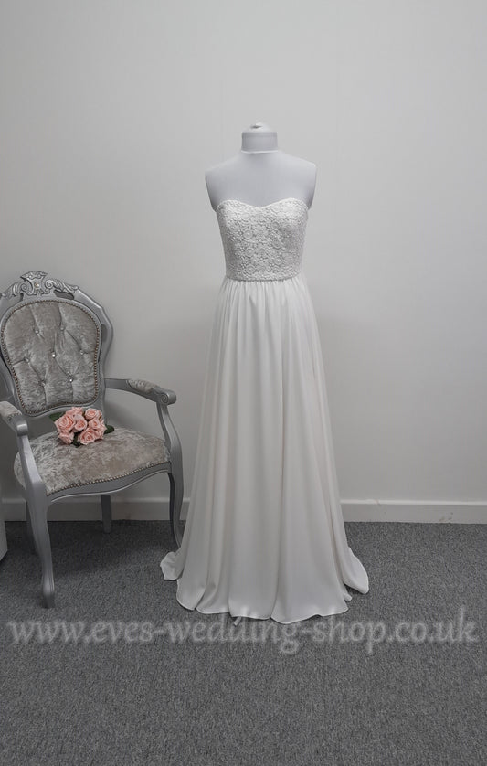 Ivory crochet bodice crepe wedding dress UK 14