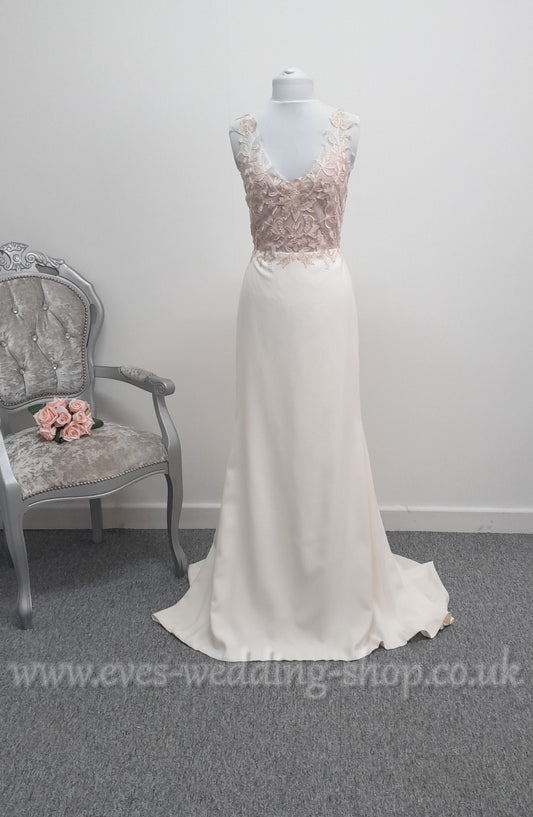 Beautiful ivory crepe wedding dress with floral bodice UK 12