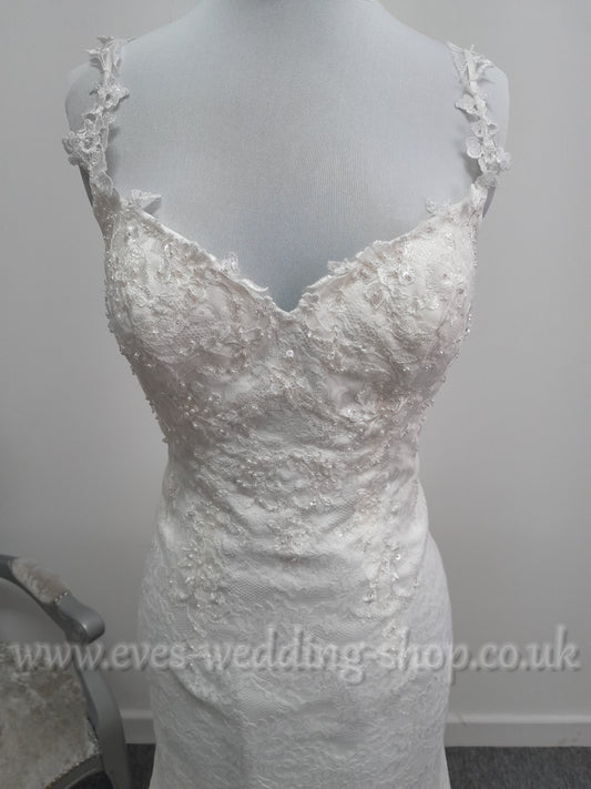 Amanda Wyatt fit and flare ivory lace wedding dress UK 12