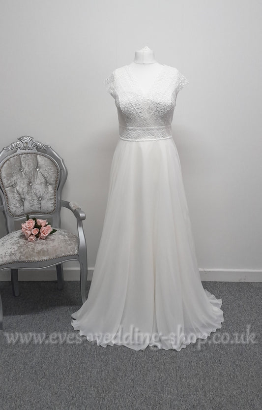 Bianco Evento Margaret ivory crochet/chiffon wedding dress UK 22, EU 48