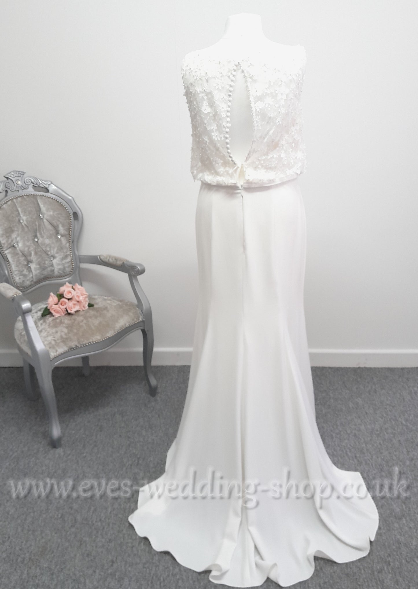 Simple elegant ivory beach / destination wedding dress UK 16
