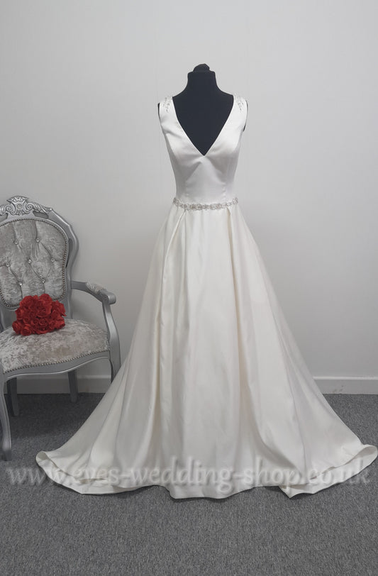 Venus ivory V-neck wedding dress UK 14