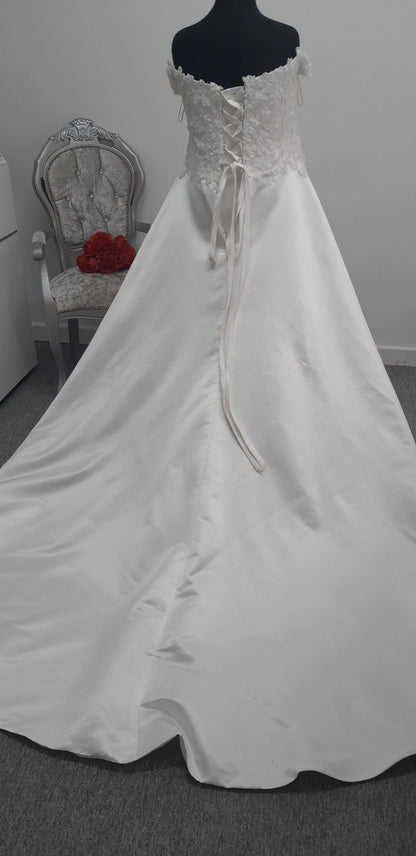 Envy by Phoenix gowns wedding dress UK 24
