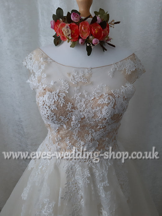 Ivory / champagne wedding dress UK 16 more like 12/14