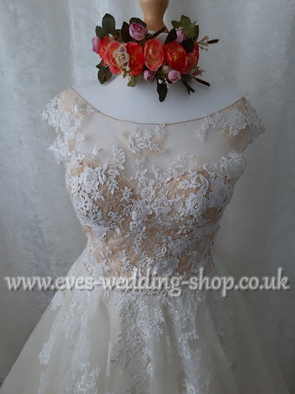 Ivory / champagne wedding dress UK 16 more like 12/14