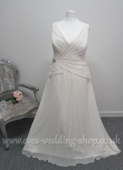 Sonsie ivory V-neck chiffon wedding dress UK 26