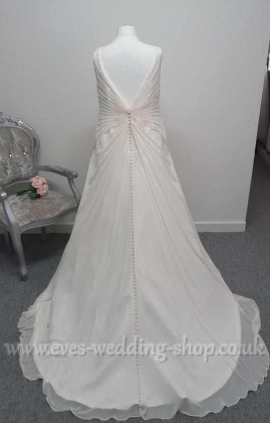 Sonsie ivory V-neck chiffon wedding dress UK 26