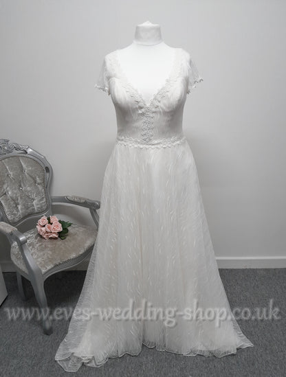 Callista ivory wedding dress with cap sleeves UK 18