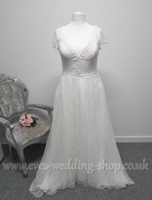 Callista ivory wedding dress with cap sleeves UK 18