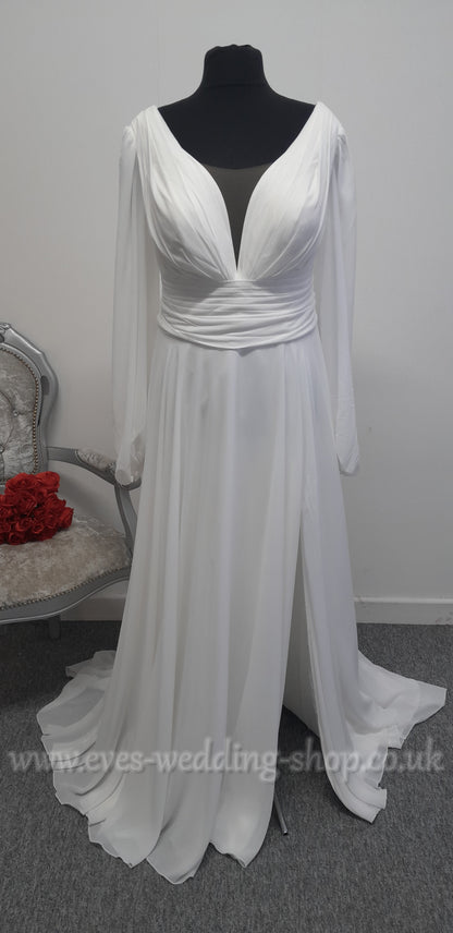 Monica Loretti ivory wedding dress with slit EU 54, UK 26