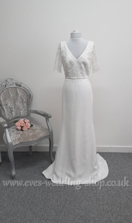 Ivory crepe wedding dress with sleeves UK 12