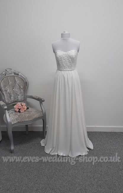 Ivory crochet bodice crepe wedding dress UK 14