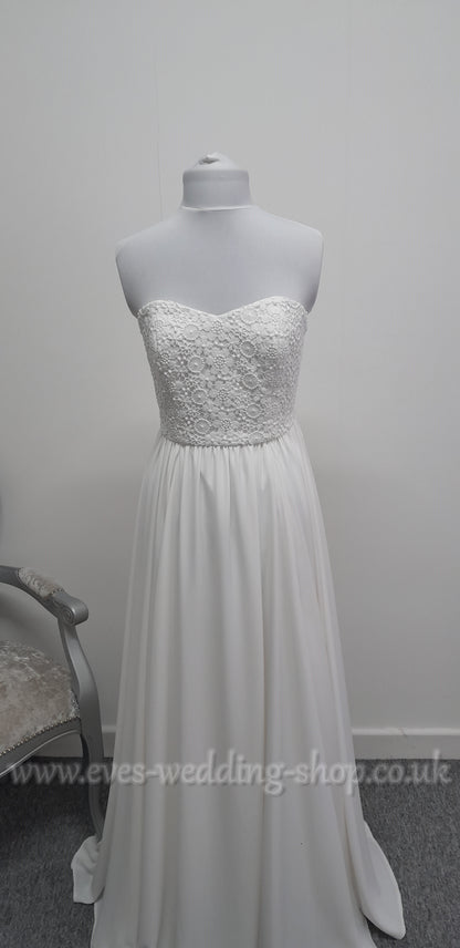 Ivory crochet bodice crepe wedding dress UK 14