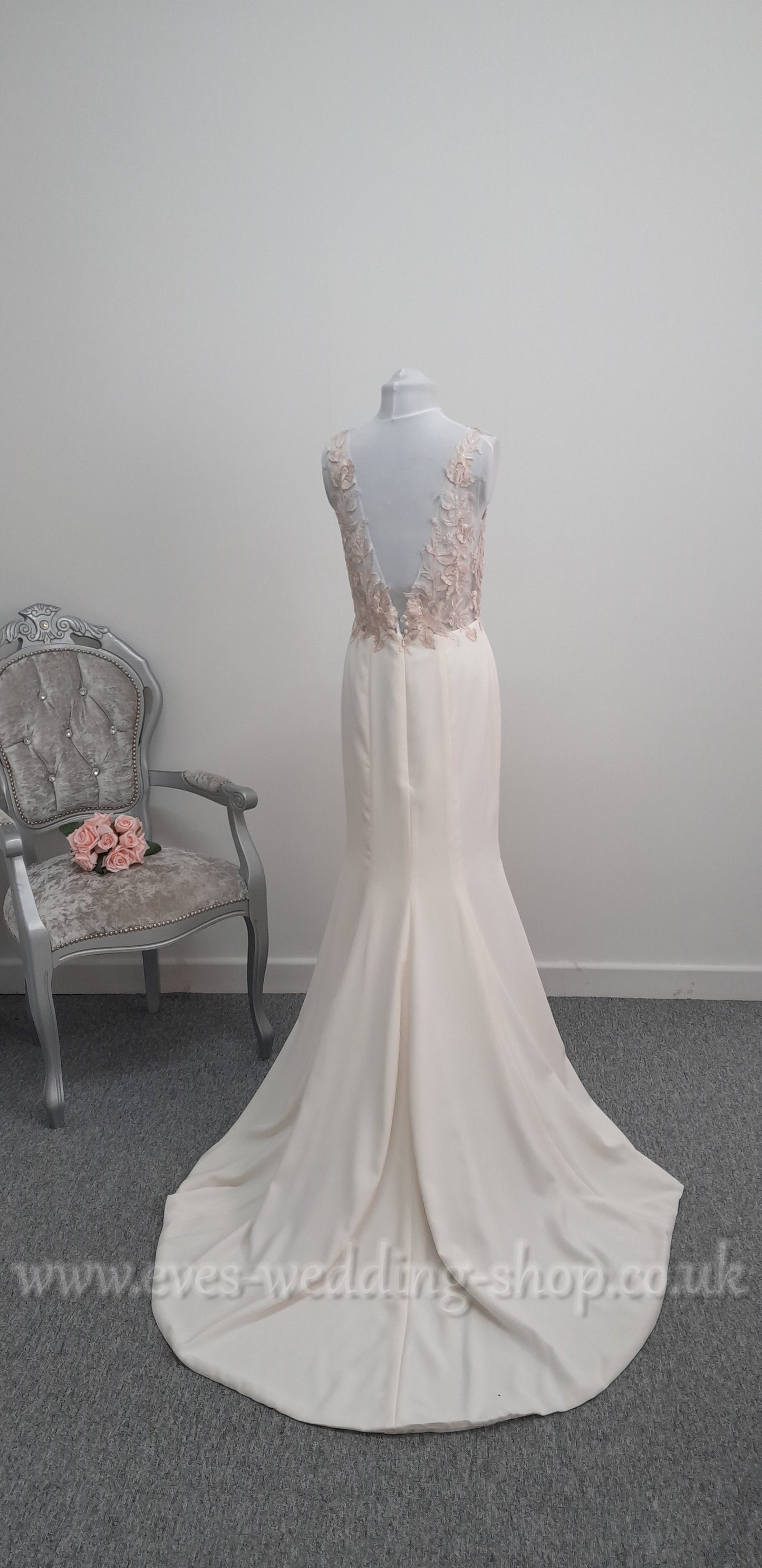 Beautiful ivory crepe wedding dress with floral bodice UK 12