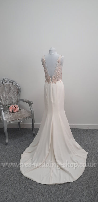 Beautiful ivory crepe wedding dress with floral bodice UK 12