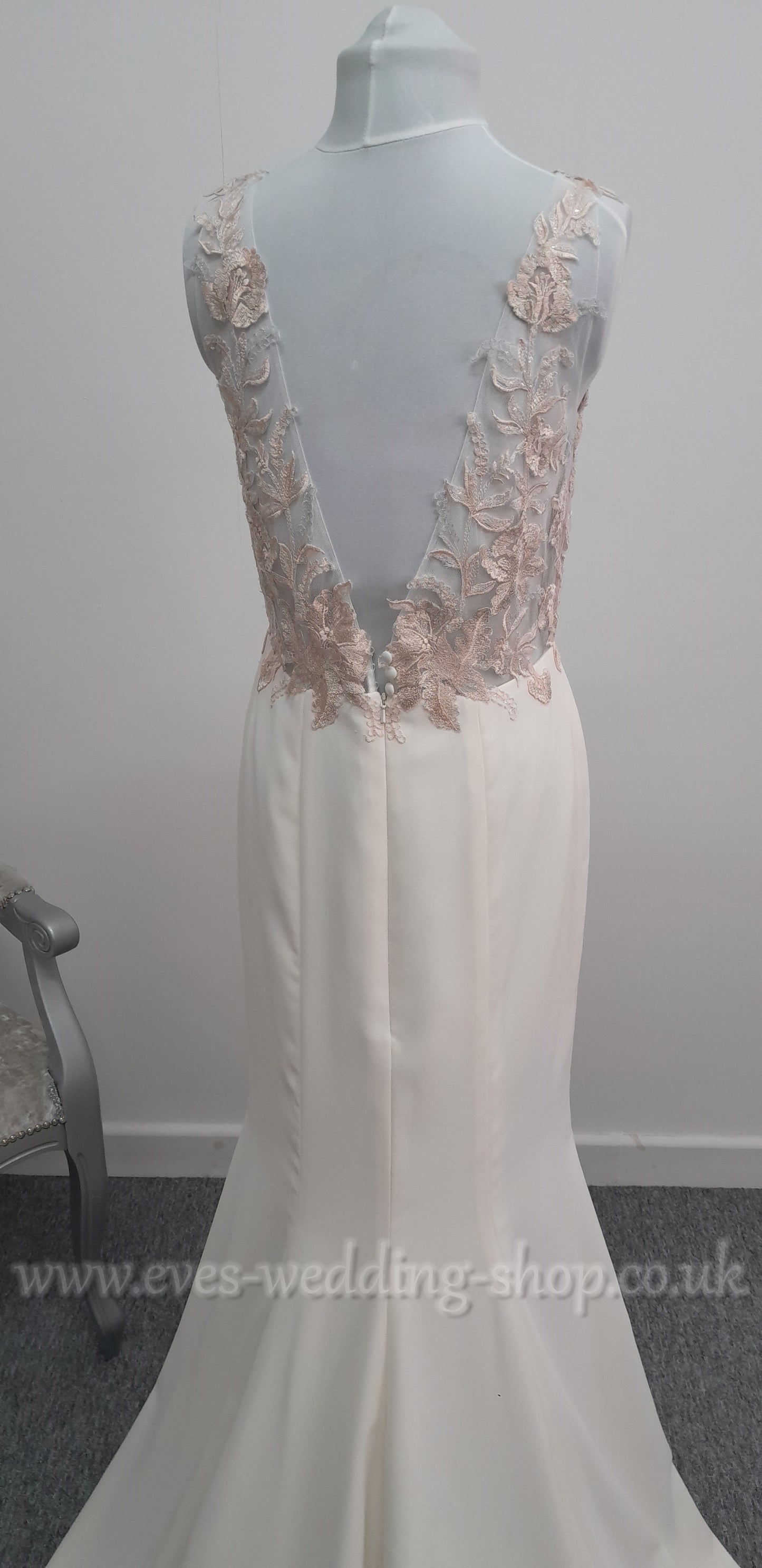 Beautiful ivory crepe wedding dress with floral bodice UK 12