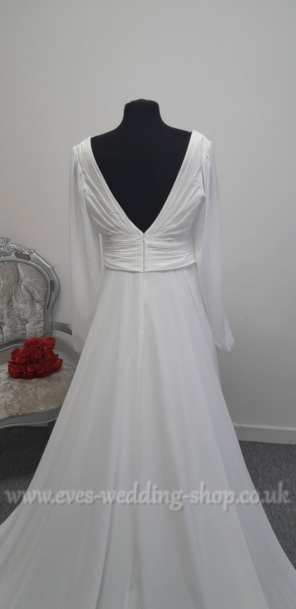 Monica Loretti ivory wedding dress with slit EU 54, UK 26