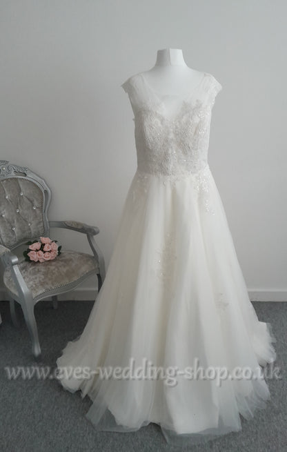 Victoria Kay ivory ball gown wedding dress UK 16