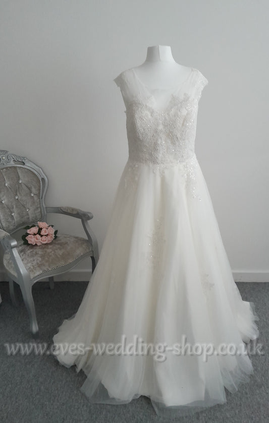 Victoria Kay ivory ball gown wedding dress UK 16