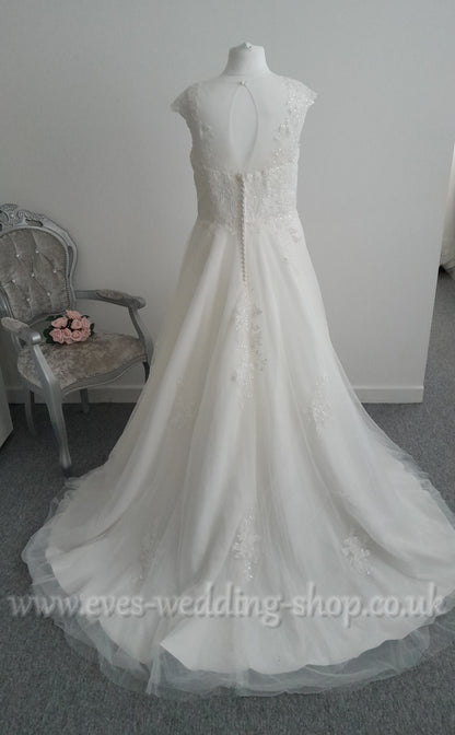 Victoria Kay ivory ball gown wedding dress UK 16