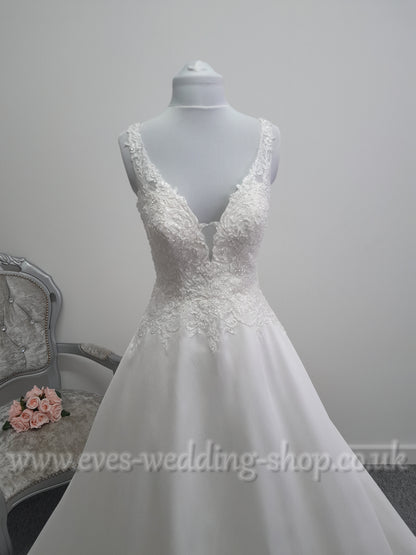 Ronald Joyce ivory wedding dress with cut out lace train UK size 8