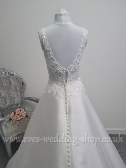 Ronald Joyce ivory wedding dress with cut out lace train UK size 8
