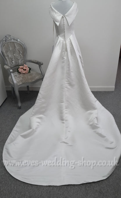 Amanda Wyatt ''Petunia'' boat neckline A-line wedding dress UK 12
