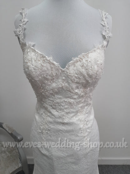 Amanda Wyatt fit and flare ivory lace wedding dress UK 12