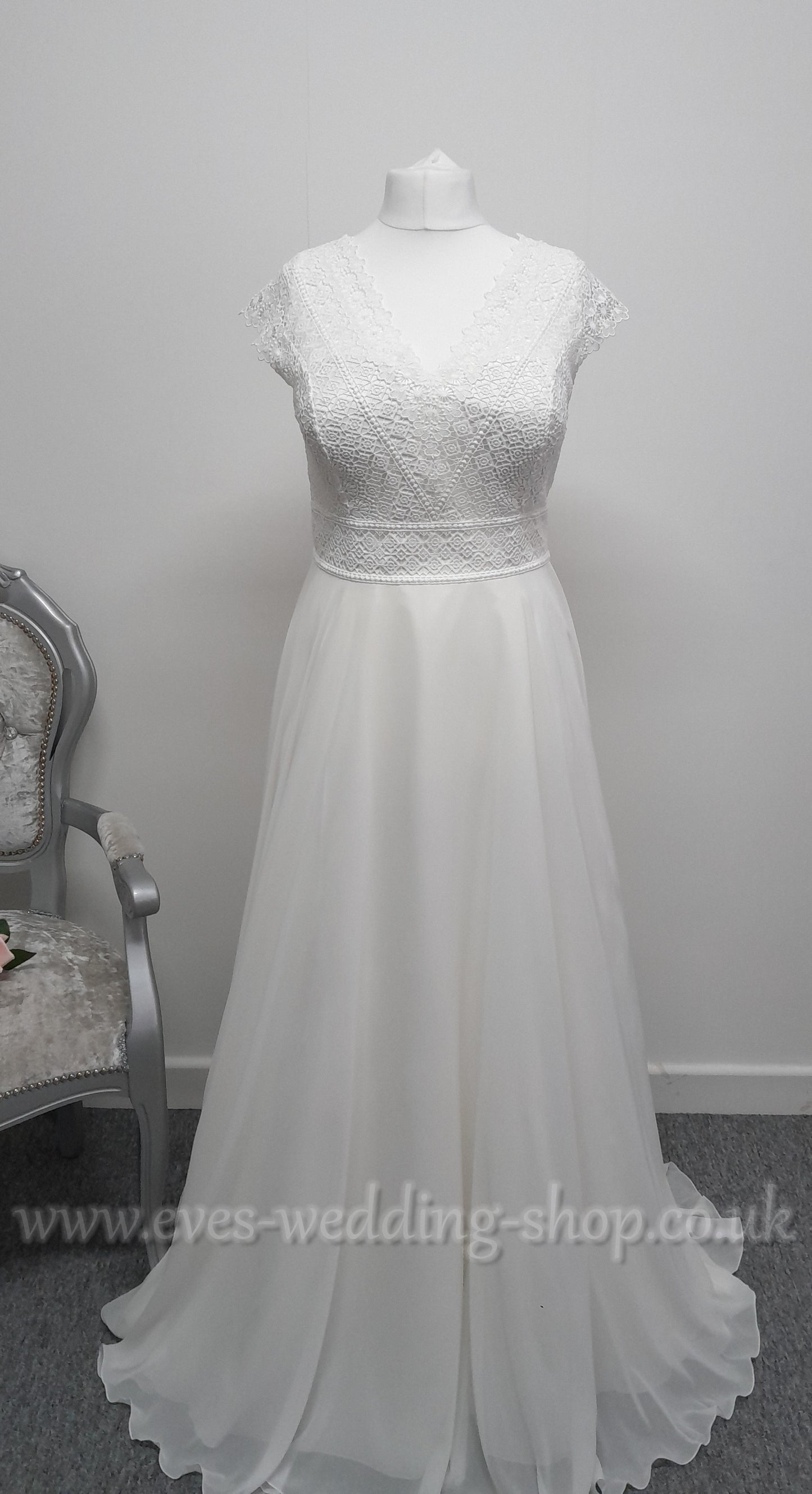 Bianco Evento Margaret ivory crochet/chiffon wedding dress UK 22, EU 48