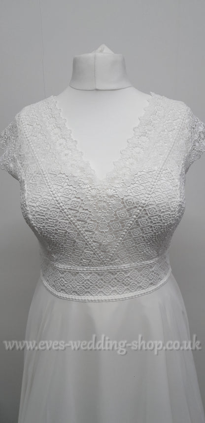 Bianco Evento Margaret ivory crochet/chiffon wedding dress UK 22, EU 48