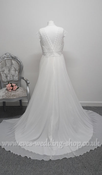 Bianco Evento Margaret ivory crochet/chiffon wedding dress UK 22, EU 48