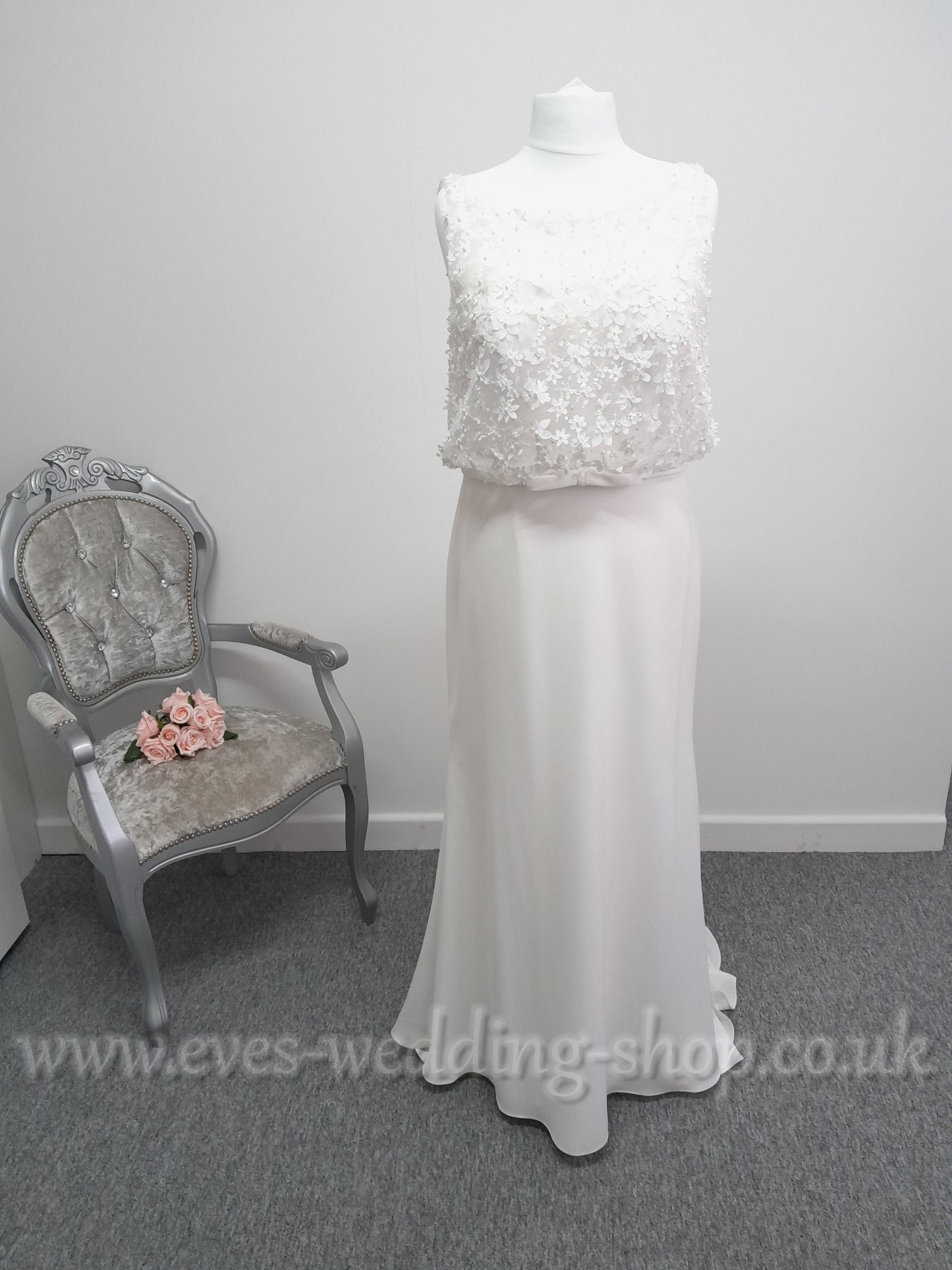 Simple elegant ivory beach / destination wedding dress UK 16