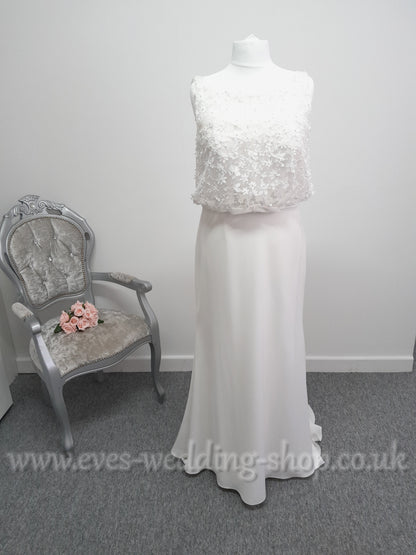 Simple elegant ivory beach / destination wedding dress UK 16