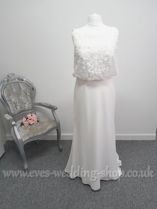 Simple elegant ivory beach / destination wedding dress UK 16
