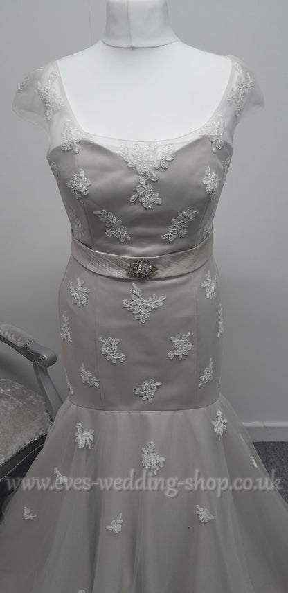 Lou Lou bridal grey wedding dress with brooch UK 16