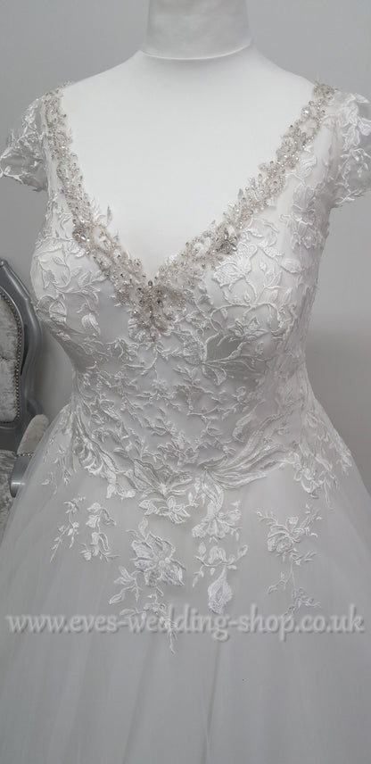 Envy by Phoenix ivory wedding dress with cap sleeves UK 24