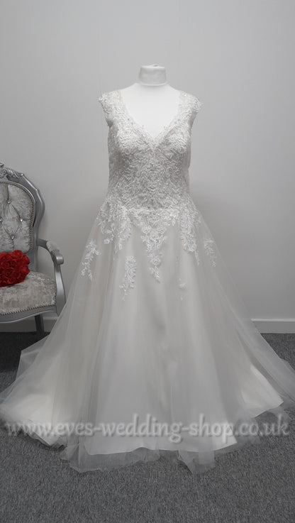 Romantica V neck ivory wedding dress UK 28