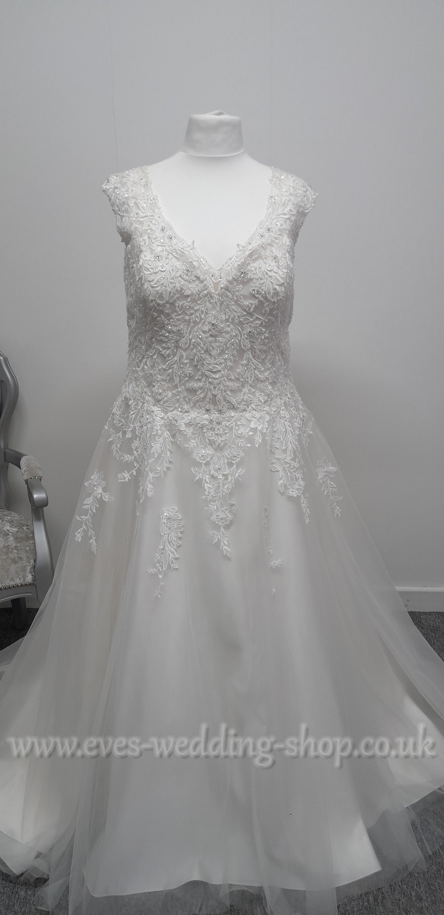 Romantica V neck ivory wedding dress UK 28