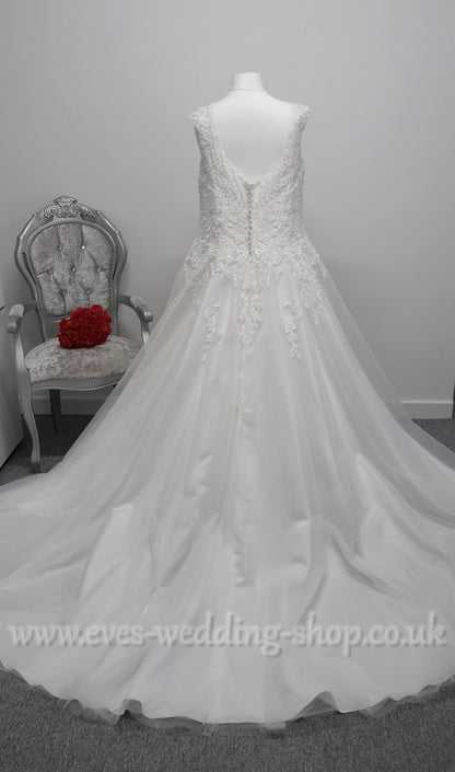 Romantica V neck ivory wedding dress UK 28