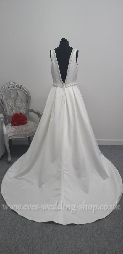 Venus ivory V-neck wedding dress UK 14