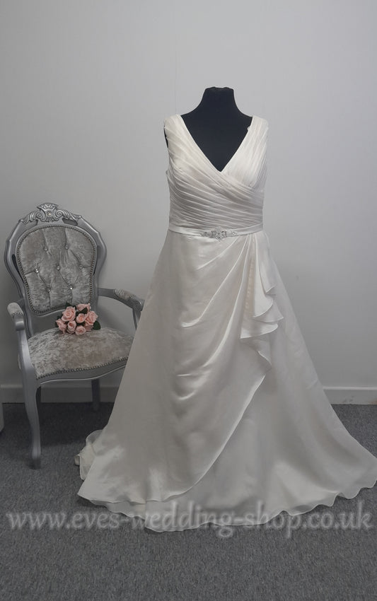 Berketex Ivory V neck wedding dress UK 22/24