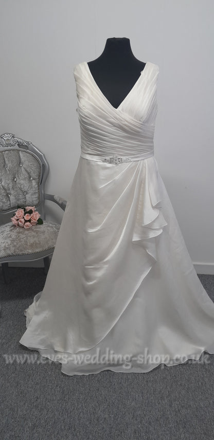 Berketex Ivory V neck wedding dress UK 22/24
