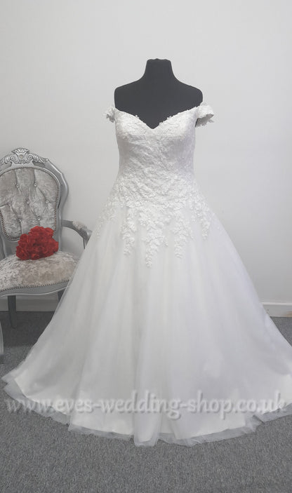 Beautiful ivory off the shoulder wedding dress UK 22