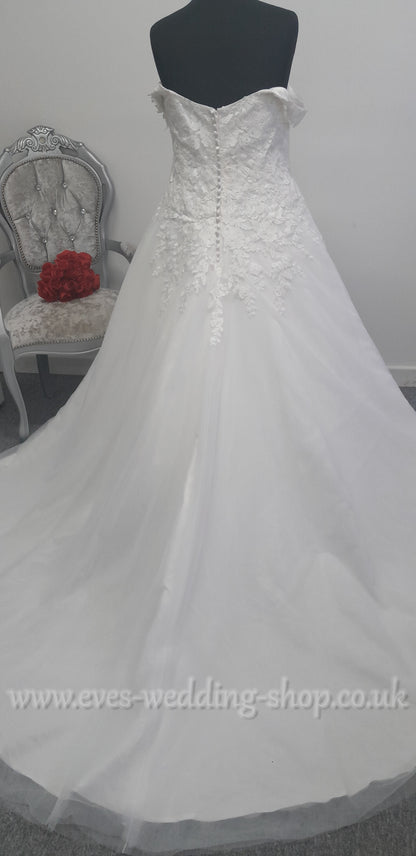 Beautiful ivory off the shoulder wedding dress UK 22