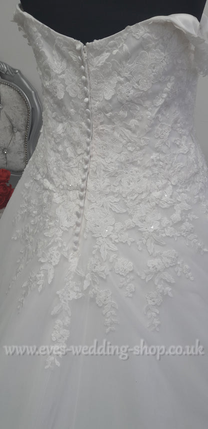 Beautiful ivory off the shoulder wedding dress UK 22