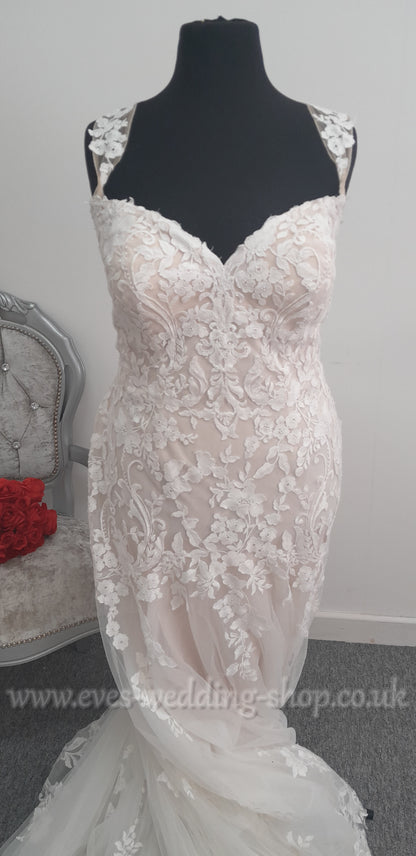 Almond ivory wedding dress with off shoulder straps UK 22