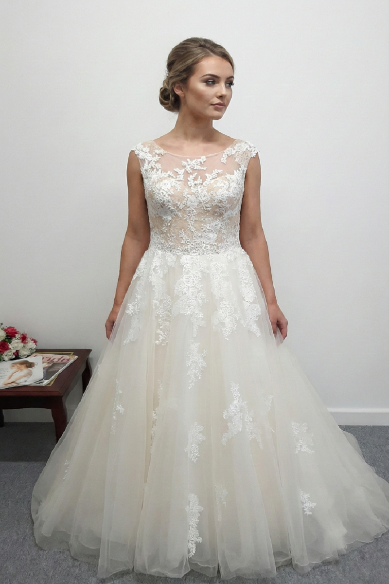 Ivory / champagne wedding dress UK 16 more like 12/14