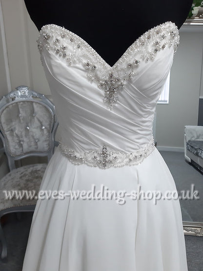 Beautiful ivory dip hem chiffon beach wedding dress UK 8